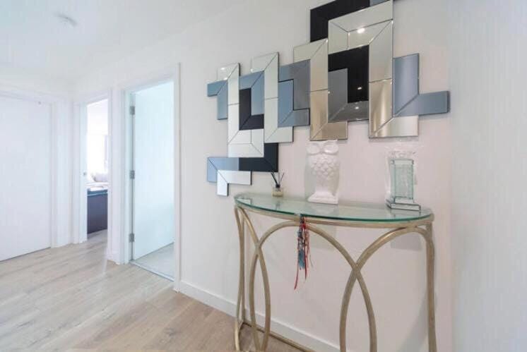 Room with private bathroom in a modern two bedroom two bathroom flat Vacation rental in London