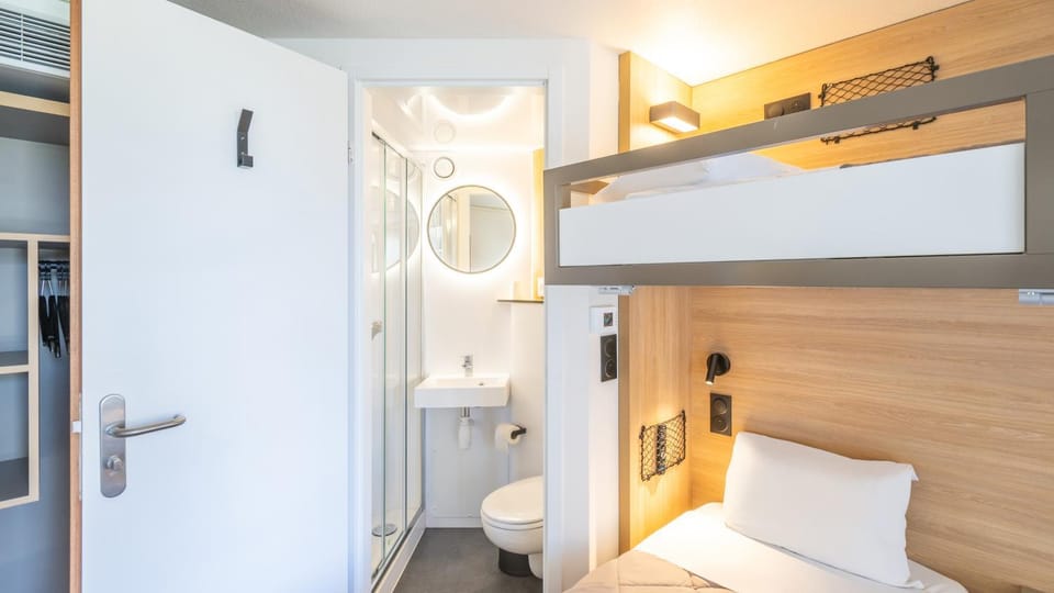 Shower, Toilet, Bed, Bathroom, Photo of the whole room, Bedroom, bunk bed, towels, wardrobe