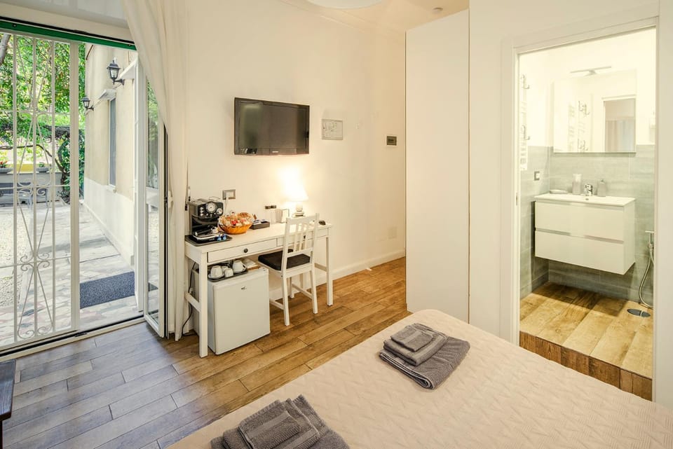 GARDEN HOUSE - Luxury Guest House - Self check-in only Bed and Breakfast in Rome