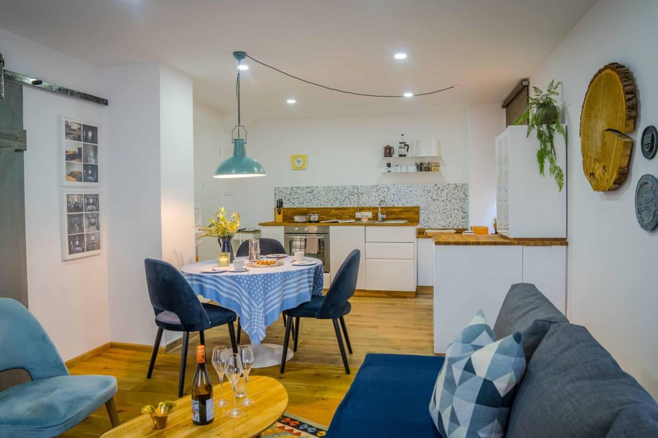 Kitchen or kitchenette, Living room, Seating area, Dining area