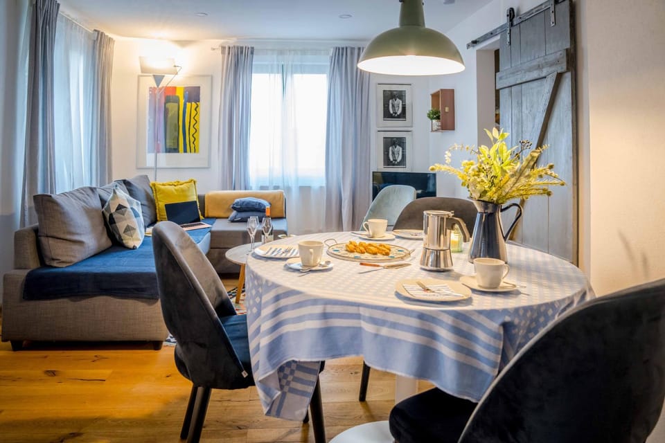 Living room, Food and drinks, Dining area, Food