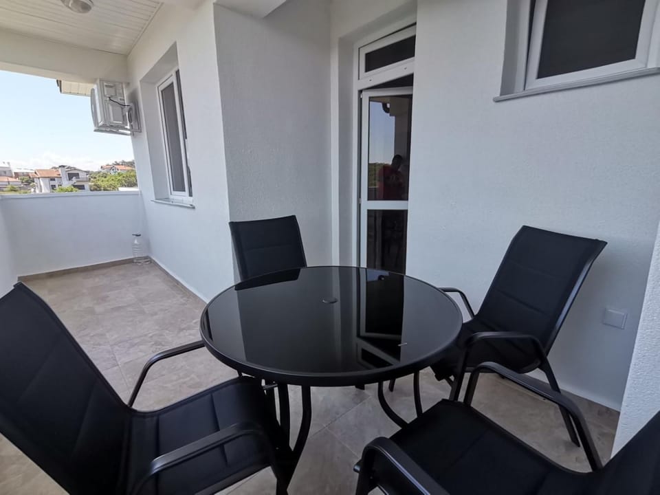 View (from property/room), Balcony/Terrace, Dining area