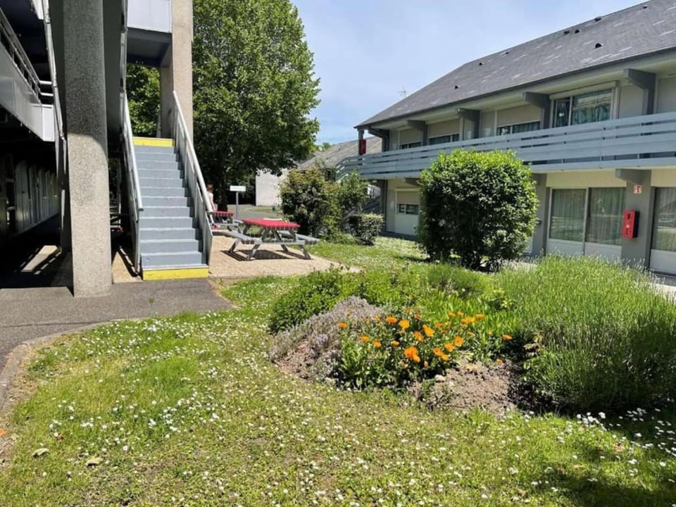 Property building, Spring, Day, Garden, Garden view