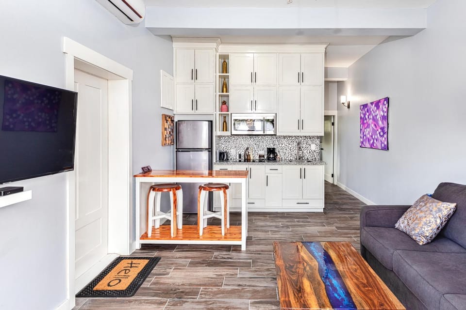 Kitchen or kitchenette, Living room, Seating area, Dining area