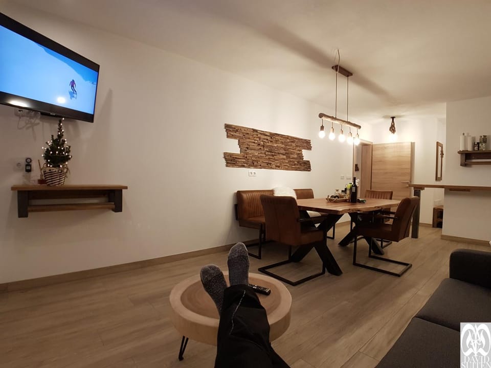 Communal lounge/ TV room, TV and multimedia, Living room, Seating area, Dining area