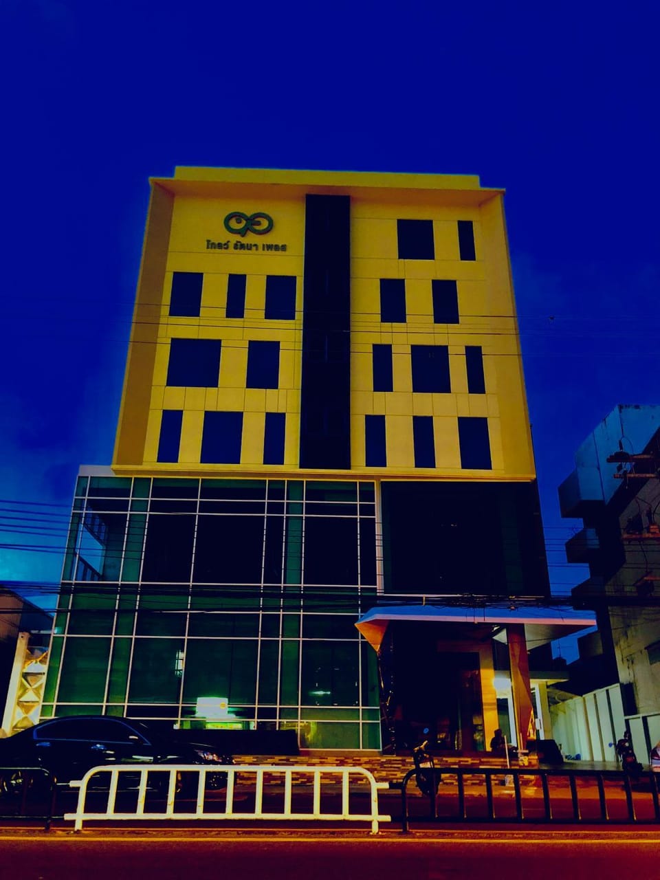 โรงแรมโกลว์ รัตนา เพลส Hotel in Thailand