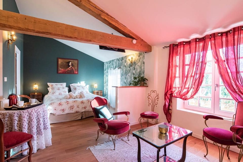 Bed, Living room, Photo of the whole room, Seating area, Bedroom