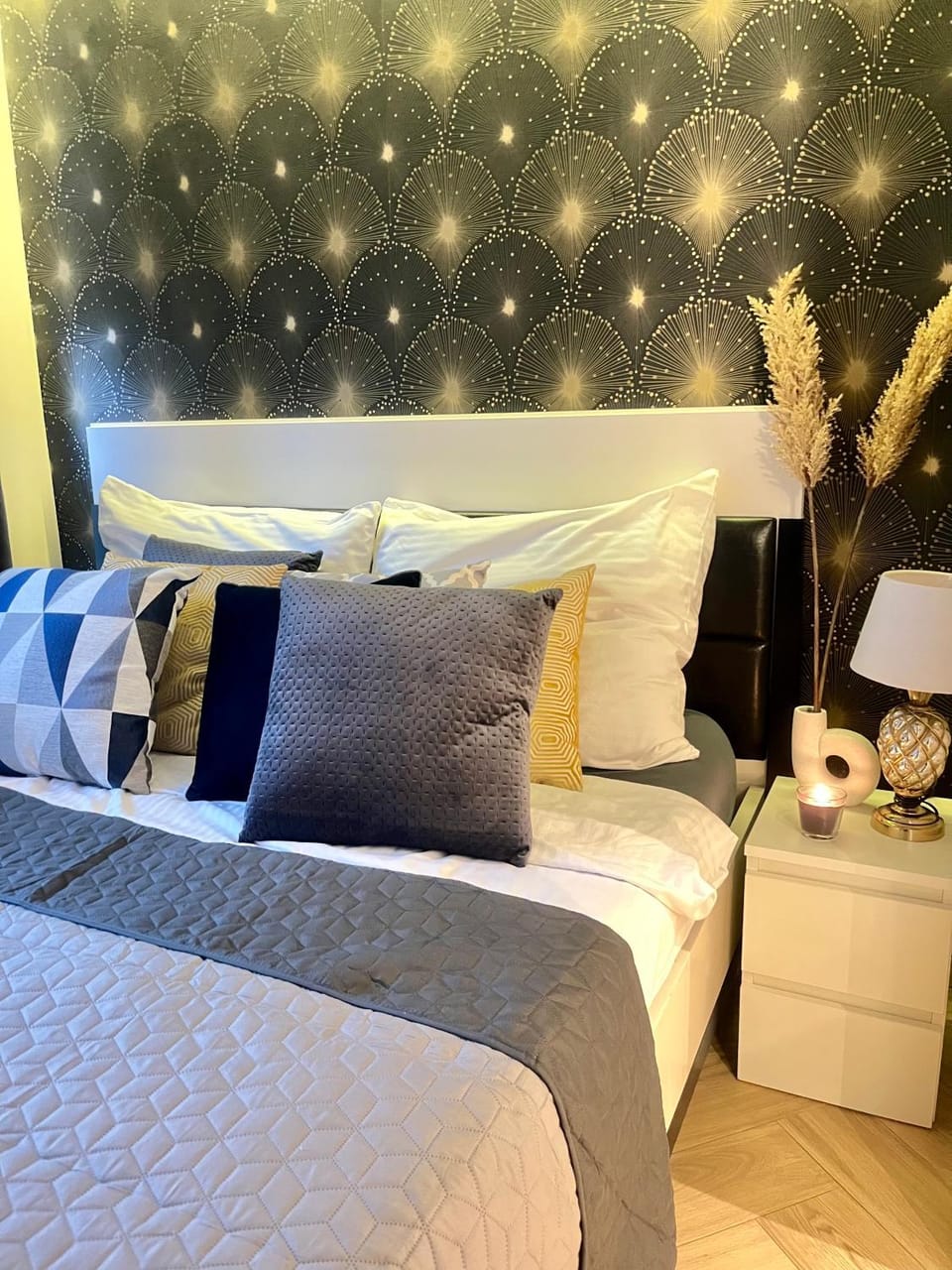 Bed, Photo of the whole room, Seating area, Bedroom