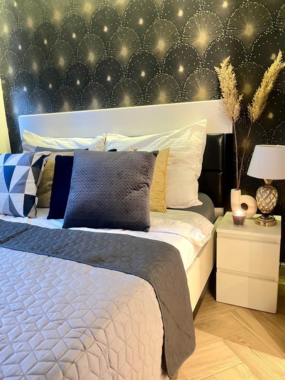 Bed, Photo of the whole room, Seating area, Bedroom