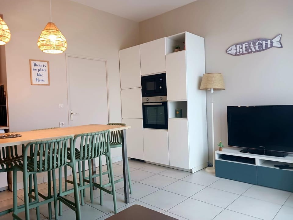 Kitchen or kitchenette, Seating area, Dining area