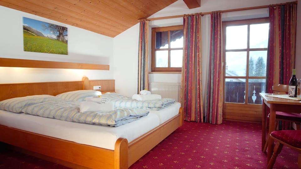 Pension Traube Bed and Breakfast in Uderns