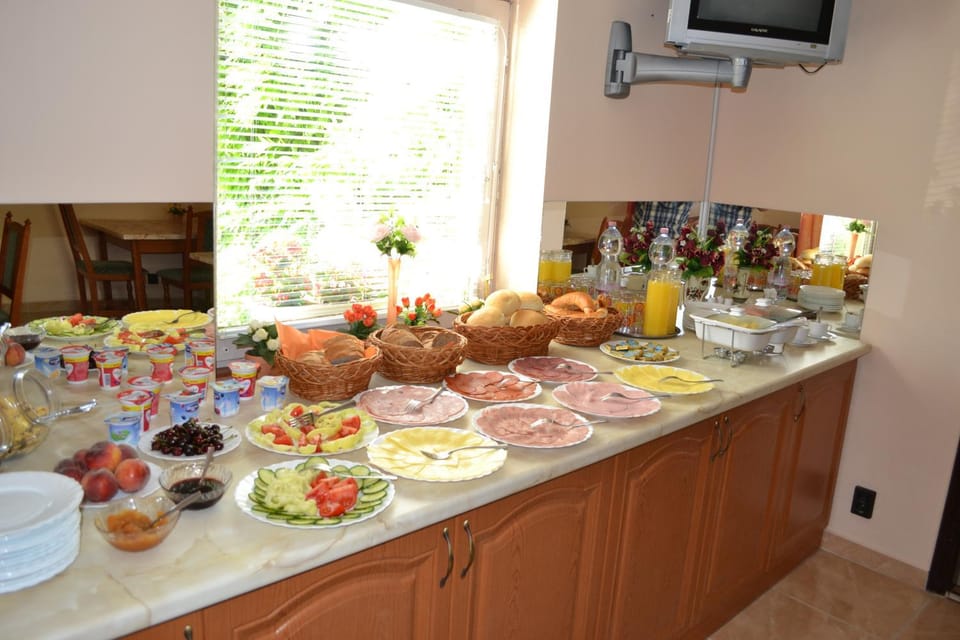Restaurant/places to eat, Buffet breakfast