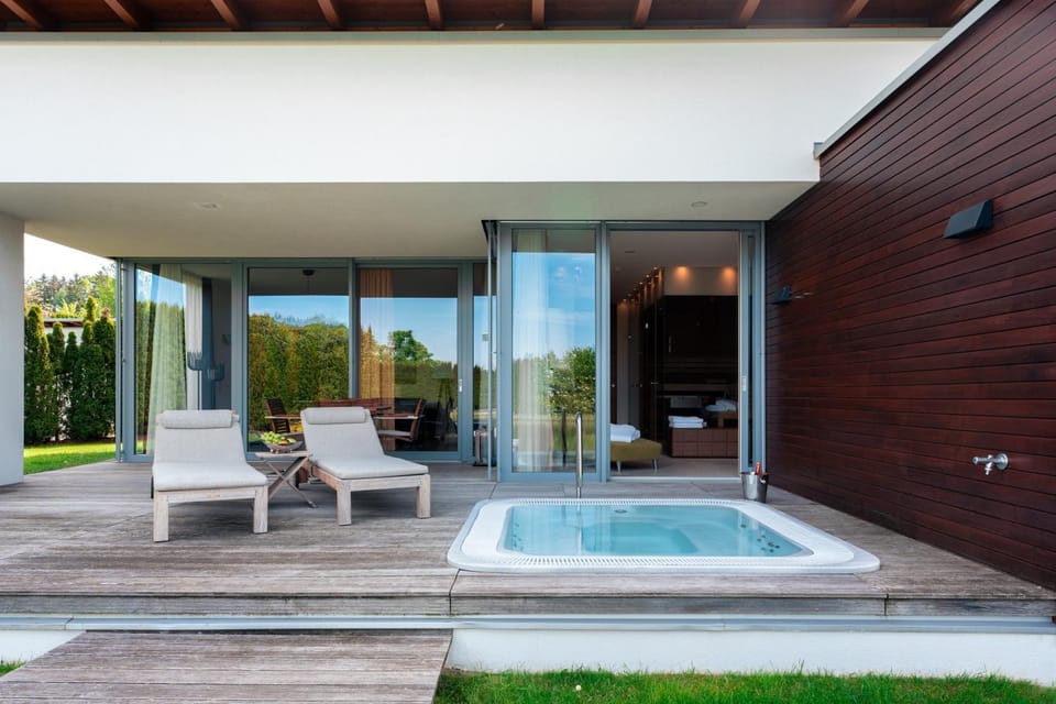 Property building, Hot Tub, Balcony/Terrace, sunbed