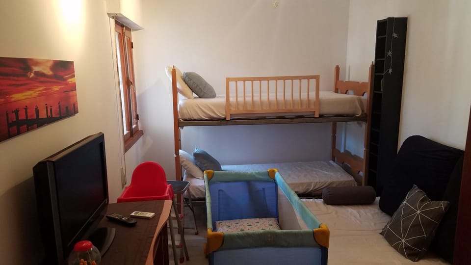 Bed, TV and multimedia, Bedroom, bunk bed