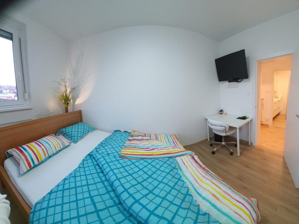 Bed, TV and multimedia, Photo of the whole room, Bedroom