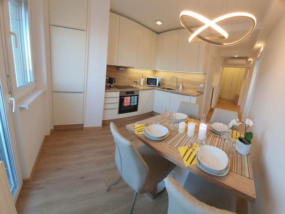 Kitchen or kitchenette, Dining area