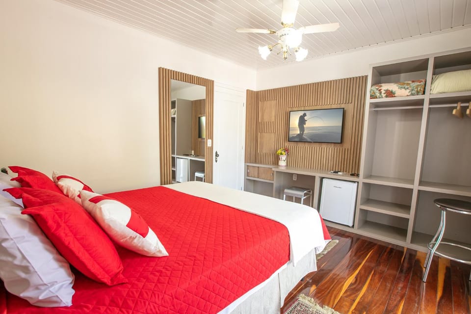 Bed, TV and multimedia, Photo of the whole room, Bedroom