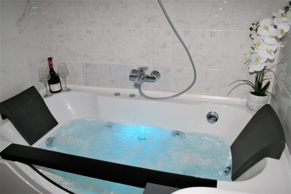 Shower, Bathroom, Spa and wellness centre/facilities, Bath