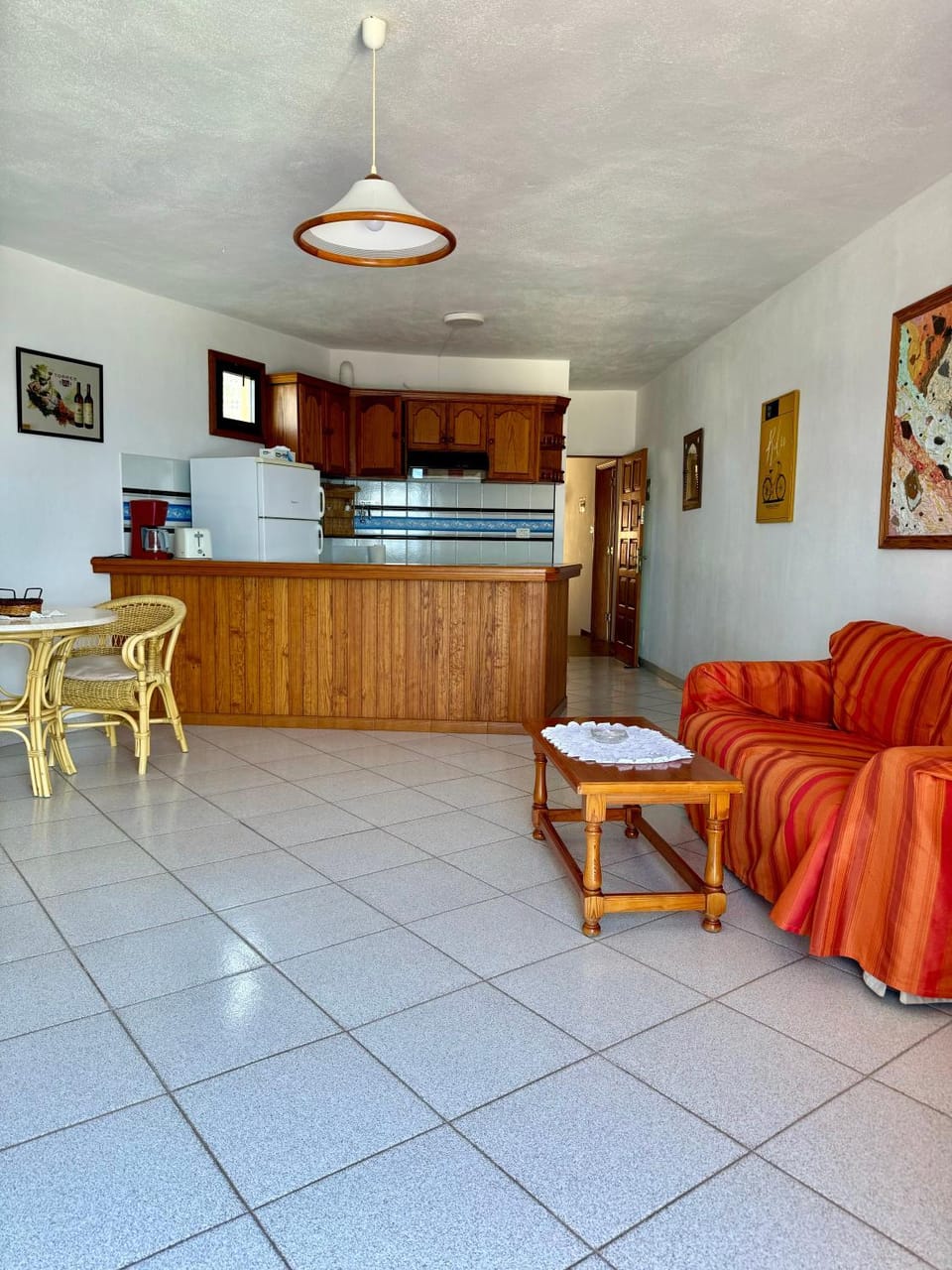 Kitchen or kitchenette, Living room, Seating area, Dining area