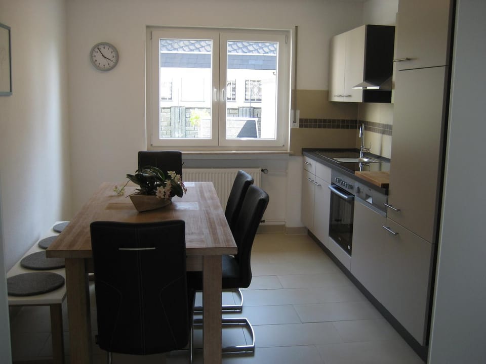 Kitchen or kitchenette, Dining area, Communal kitchen