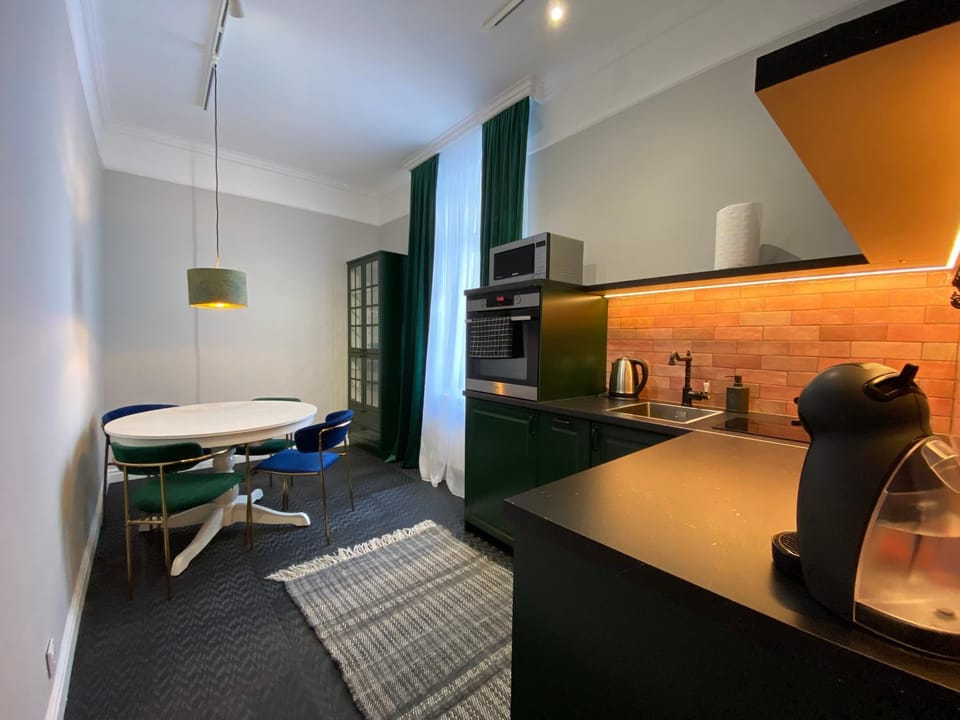 Kitchen or kitchenette, Dining area