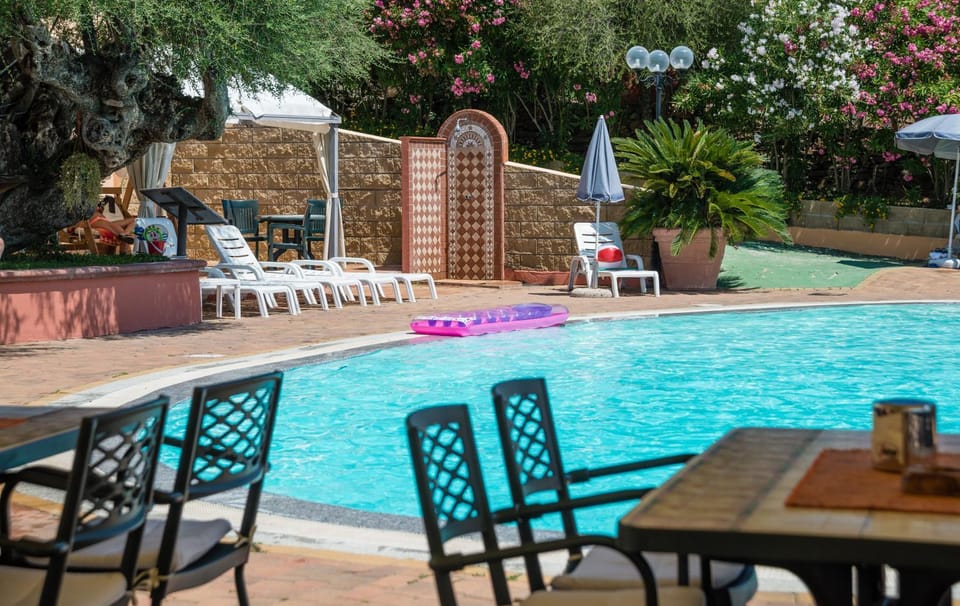 Restaurant/places to eat, Garden, Balcony/Terrace, Swimming pool