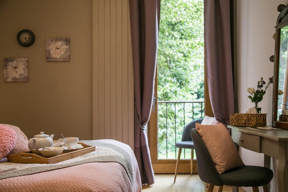 Decorative detail, Bedroom, Garden view
