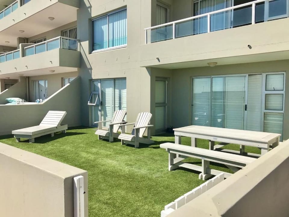 Property building, Patio, Garden, Balcony/Terrace, Garden view
