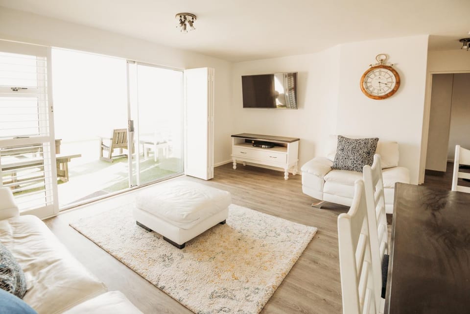 TV and multimedia, Balcony/Terrace, Living room, Seating area