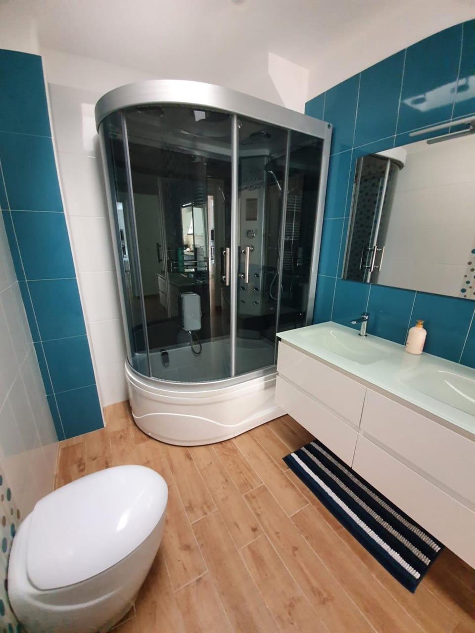 Hot Tub, Bathroom