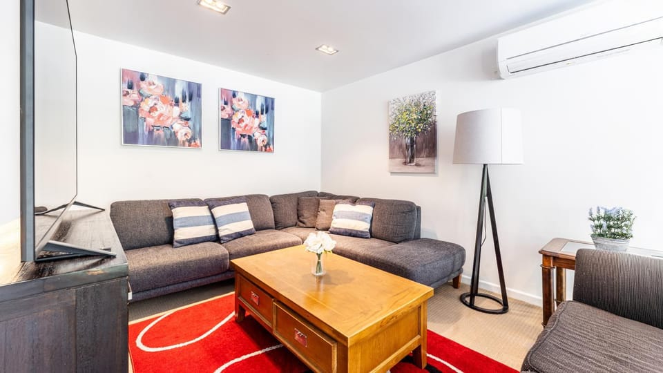 Villa Sebastian - Large Modern Home House in Wellington