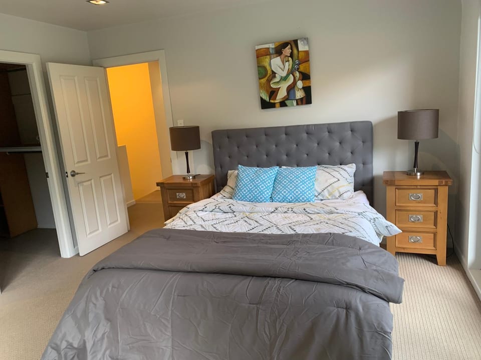 Villa Sebastian - Large Modern Home House in Wellington