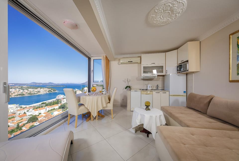 Kitchen or kitchenette, Living room, City view, Sea view, Street view