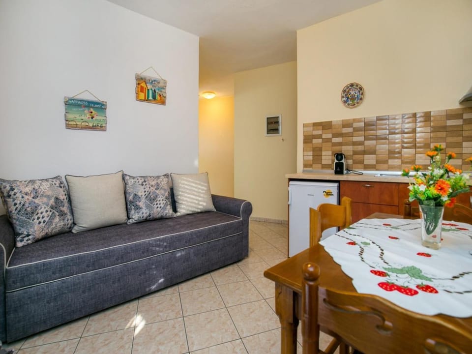 Kitchen or kitchenette, Seating area