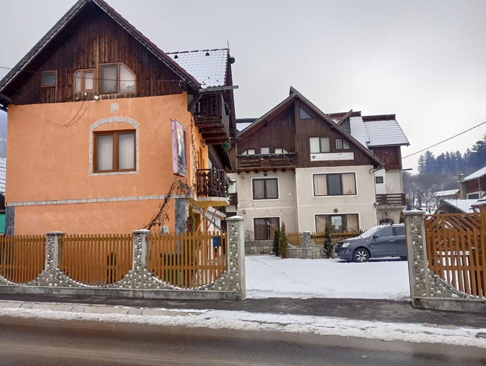 Property building, Day, Natural landscape, Winter, Mountain view, Street view, Parking