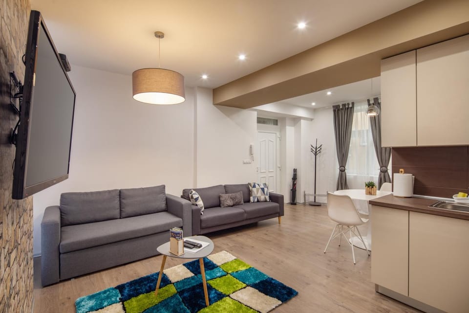 TV and multimedia, Kitchen or kitchenette, Living room, Seating area, Dining area