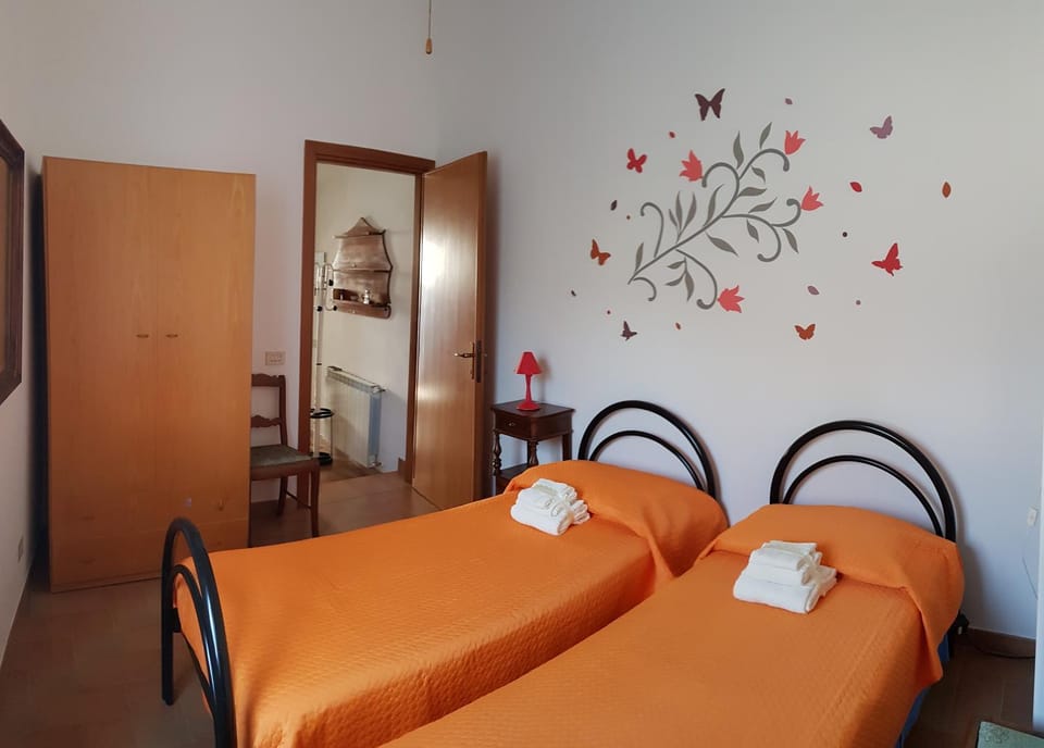 Photo of the whole room, Bedroom