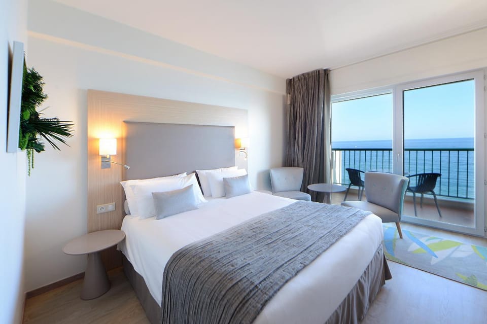 Bed, Balcony/Terrace, Photo of the whole room, Bedroom, Sea view