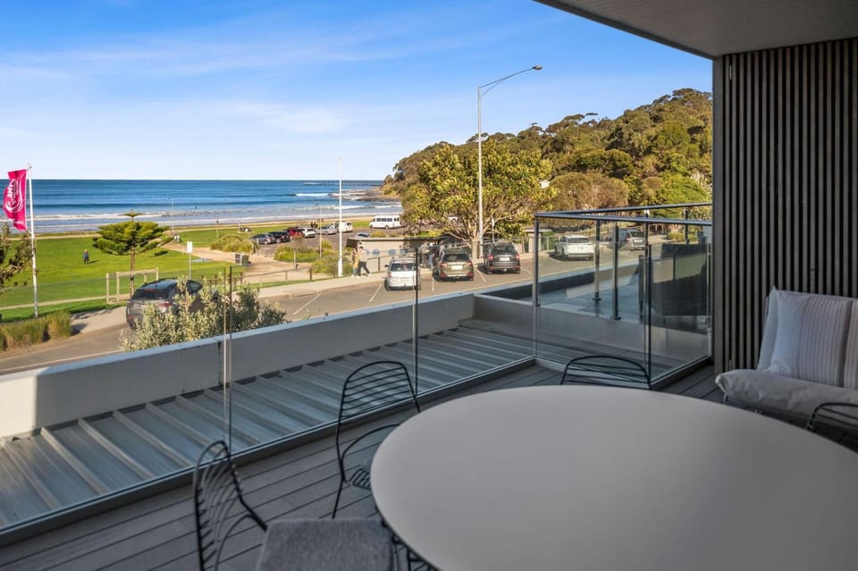Property building, Balcony/Terrace, Beach