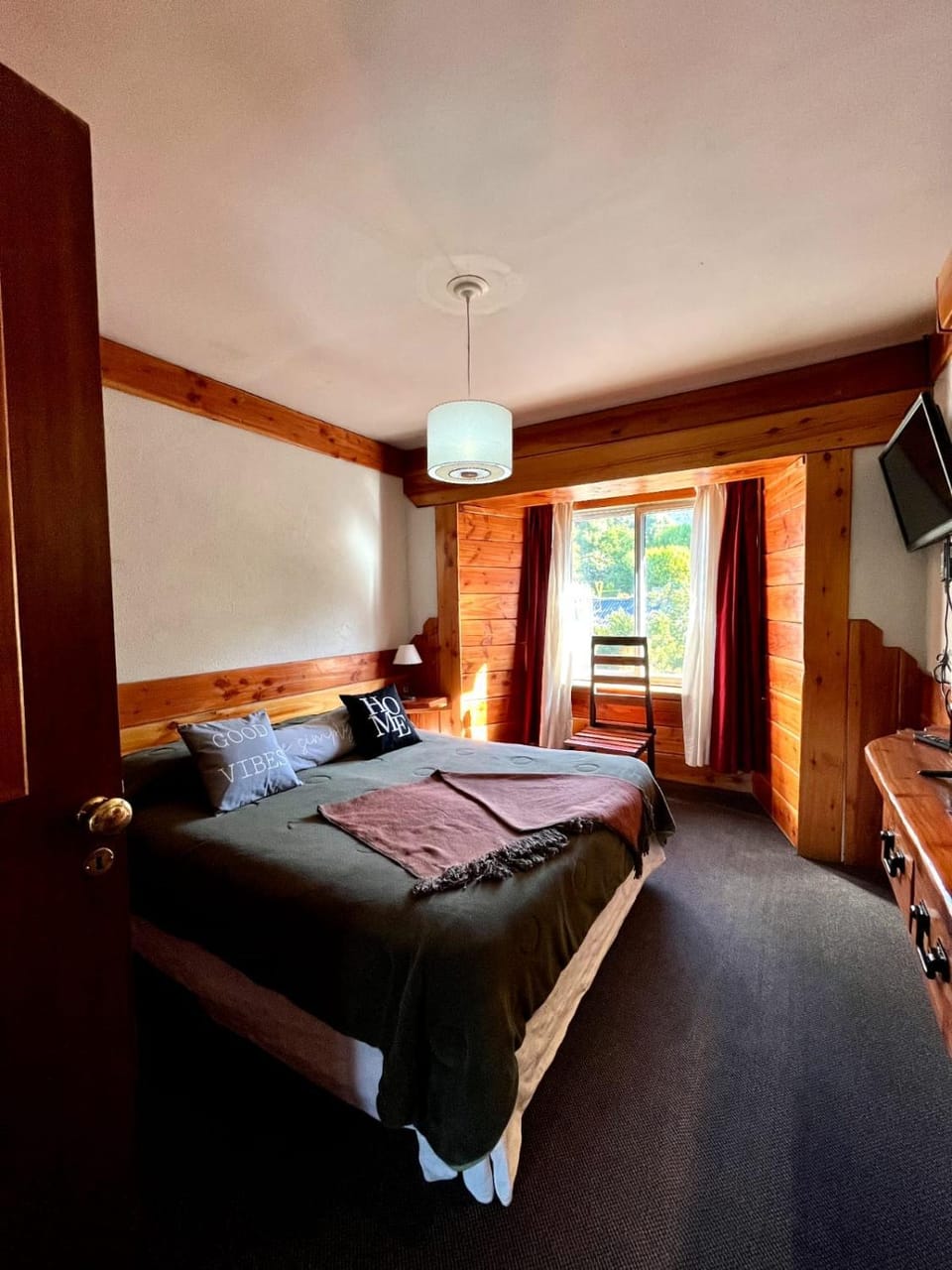 Bed, TV and multimedia, Bedroom
