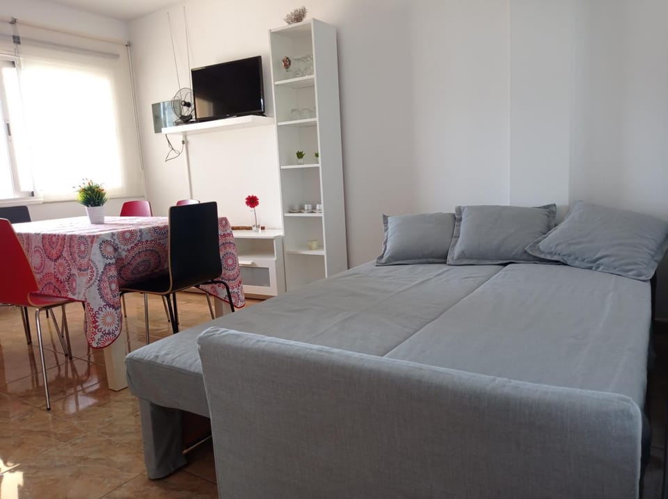 Bed, TV and multimedia, Living room, Dining area