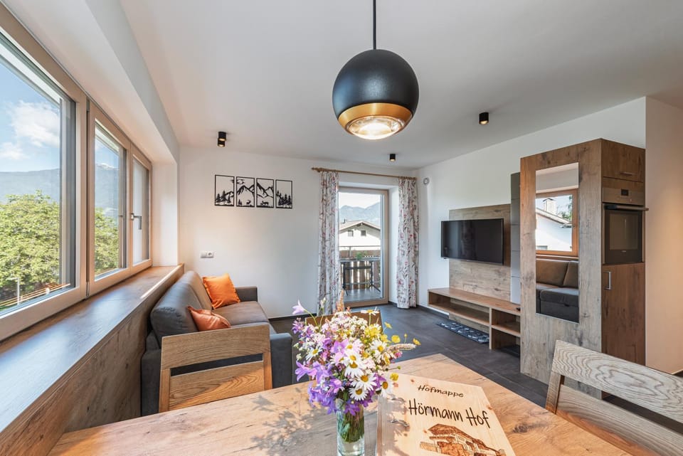 TV and multimedia, Living room, Seating area, Dining area, Food, kitchen
