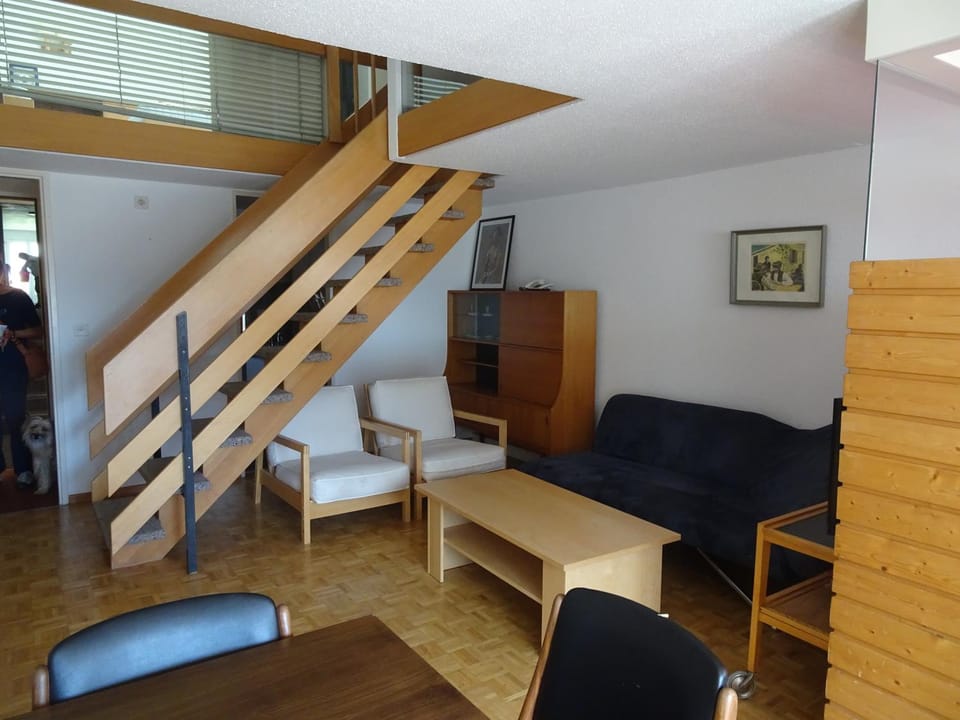 Photo of the whole room, Seating area