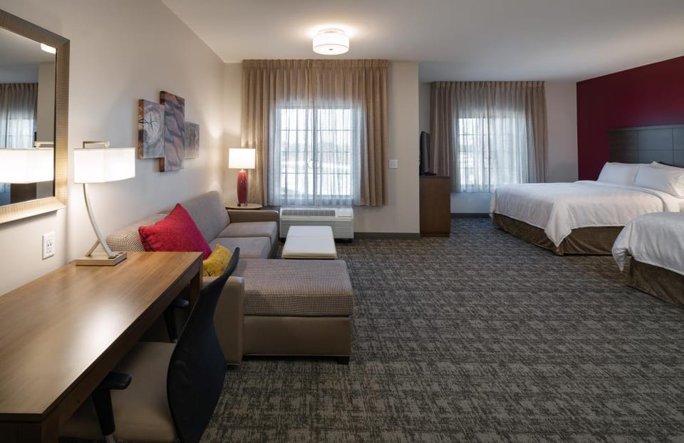 Bed, TV and multimedia, Living room, Seating area, acessibility