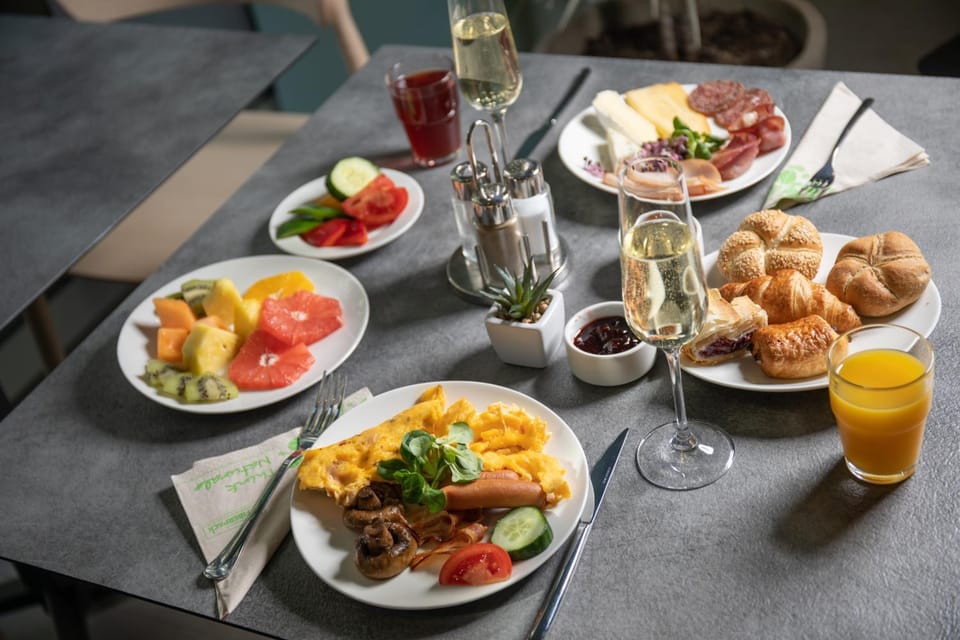 Continental breakfast, Buffet breakfast, English/Irish breakfast