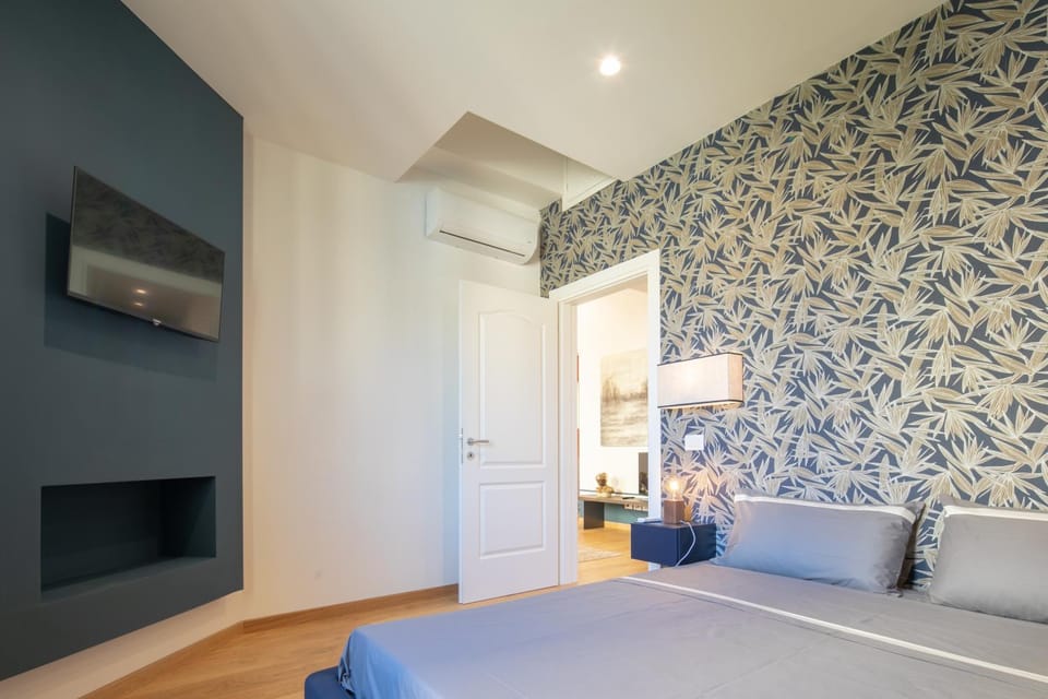 Bed, TV and multimedia, Photo of the whole room, Bedroom