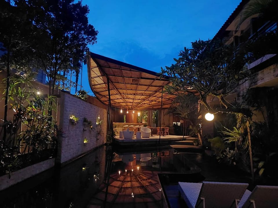 Property building, Night, Garden, View (from property/room), Balcony/Terrace, Dining area, Garden view