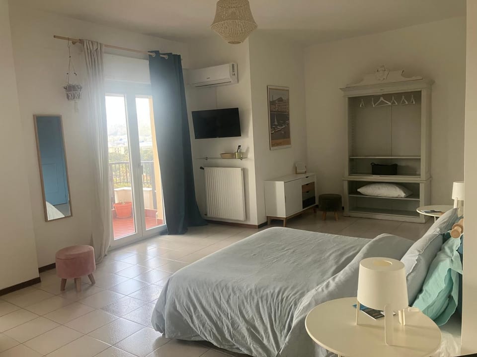 Bed, TV and multimedia, Photo of the whole room, Bedroom, air conditioner