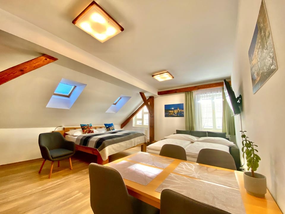 Bed, TV and multimedia, Photo of the whole room, Seating area, Bedroom