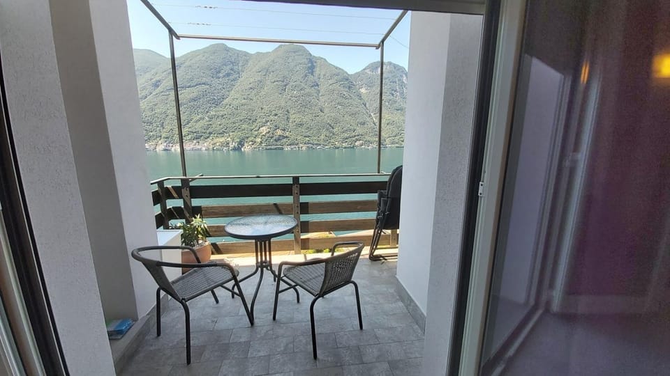 Balcony/Terrace, Lake view